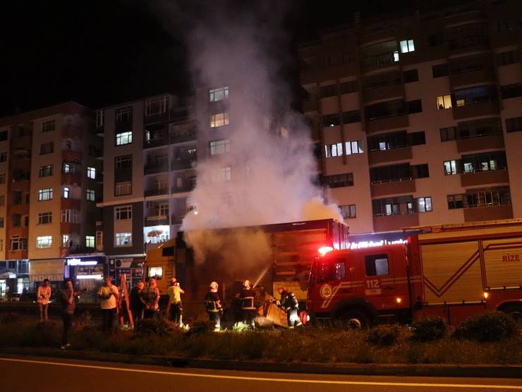 Rize'de karton yüklü tırın dorsesi yandı 11