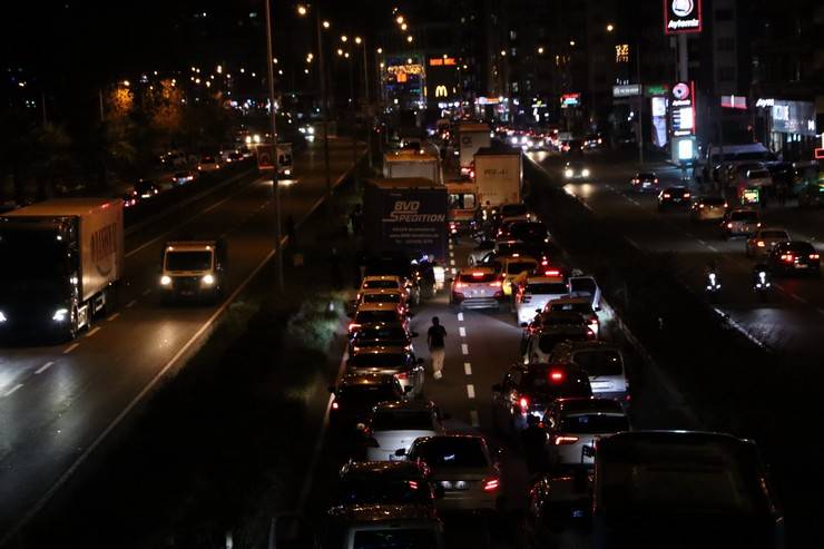 Rize'de karton yüklü tırın dorsesi yandı 14