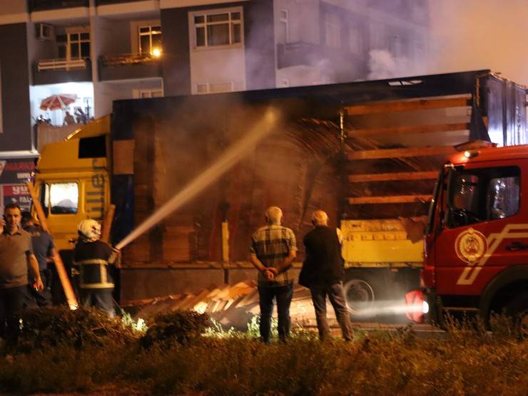 Rize'de karton yüklü tırın dorsesi yandı 15