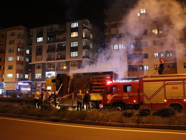 Rize'de karton yüklü tırın dorsesi yandı 16