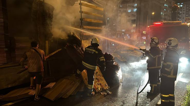 Rize'de karton yüklü tırın dorsesi yandı 8