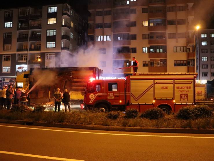 Rize'de karton yüklü tırın dorsesi yandı 9