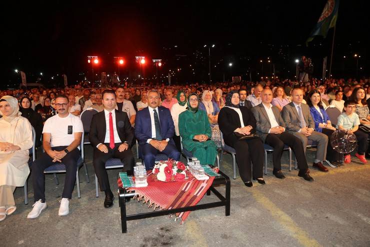 Rize'de "TRT Sanatçıları Şehir Konserleri" düzenlendi 19