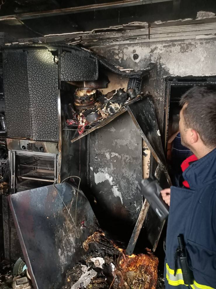 Rize’de buzdolabı kısa devre yaptı, yangın çıktı 19