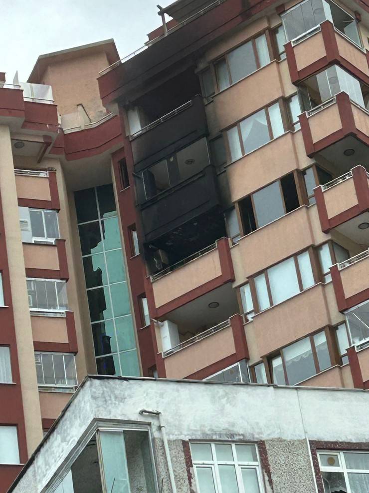 Rize’de buzdolabı kısa devre yaptı, yangın çıktı 21