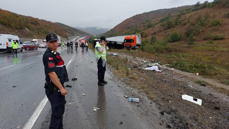 Samsun-Ankara kara yolundaki zincirleme trafik kazasında 3 kişi öldü, 6 kişi yaralandı 11