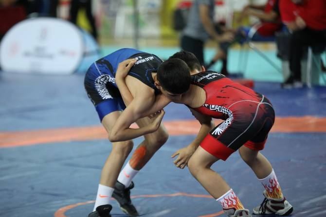 Rize'de 15 Yaş Altı Grekoromen Güreş Türkiye Şampiyonası devam ediyor 1