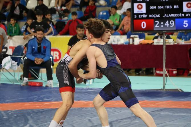 Rize'de 15 Yaş Altı Grekoromen Güreş Türkiye Şampiyonası devam ediyor 10