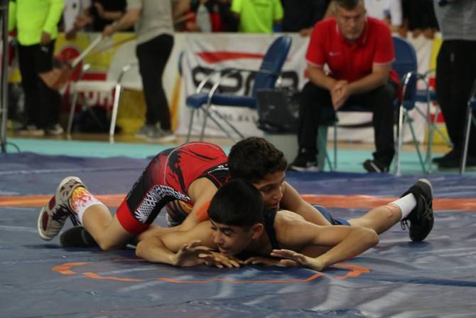 Rize'de 15 Yaş Altı Grekoromen Güreş Türkiye Şampiyonası devam ediyor 11