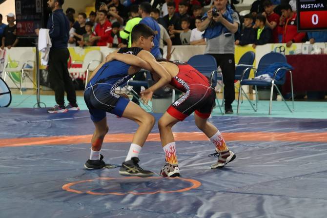 Rize'de 15 Yaş Altı Grekoromen Güreş Türkiye Şampiyonası devam ediyor 15