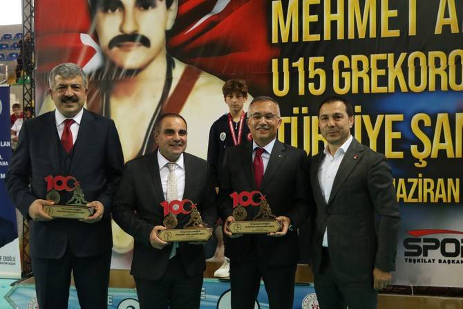 Rize'de 15 Yaş Altı Grekoromen Güreş Türkiye Şampiyonası devam ediyor 18