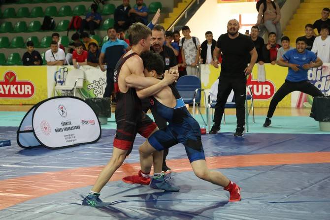 Rize'de 15 Yaş Altı Grekoromen Güreş Türkiye Şampiyonası devam ediyor 19