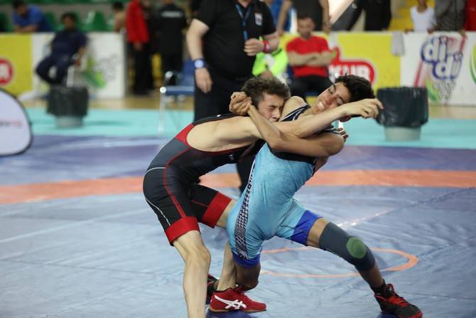 Rize'de 15 Yaş Altı Grekoromen Güreş Türkiye Şampiyonası devam ediyor 2