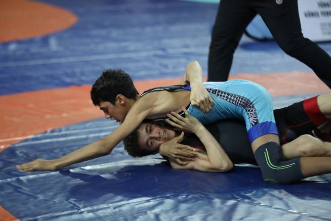 Rize'de 15 Yaş Altı Grekoromen Güreş Türkiye Şampiyonası devam ediyor 3