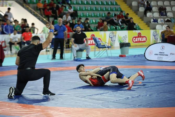 Rize'de 15 Yaş Altı Grekoromen Güreş Türkiye Şampiyonası devam ediyor 4