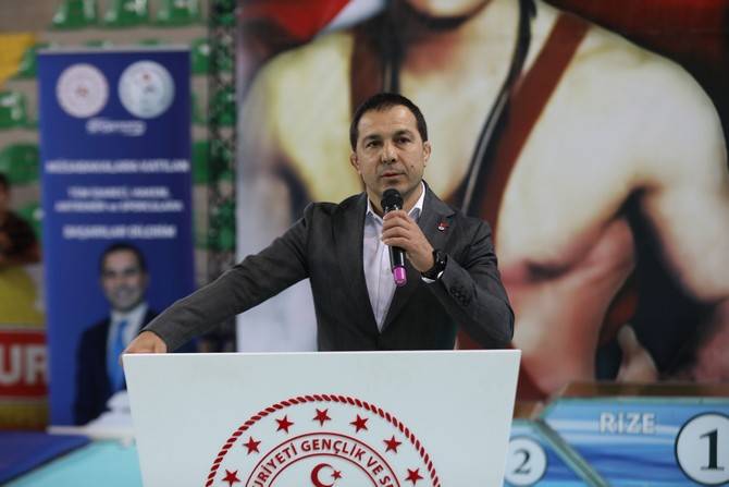 Rize'de 15 Yaş Altı Grekoromen Güreş Türkiye Şampiyonası devam ediyor 6