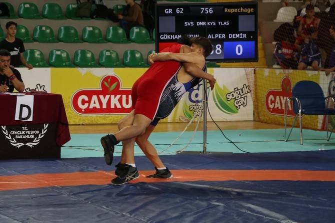 Rize'de 15 Yaş Altı Grekoromen Güreş Türkiye Şampiyonası devam ediyor 9