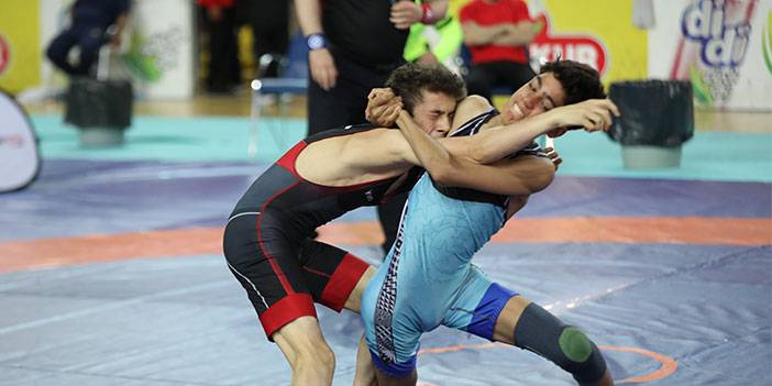 Rize'de 15 Yaş Altı Grekoromen Güreş Türkiye Şampiyonası devam ediyor