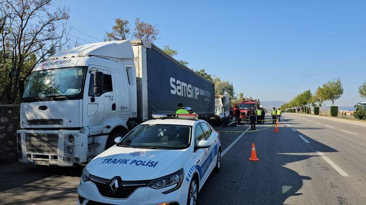 Çorum'da park halindeki tıra çarpan kamyonetteki 3 kişi öldü 2