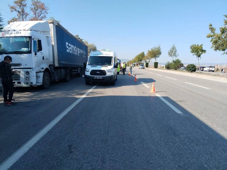 Çorum'da park halindeki tıra çarpan kamyonetteki 3 kişi öldü 5