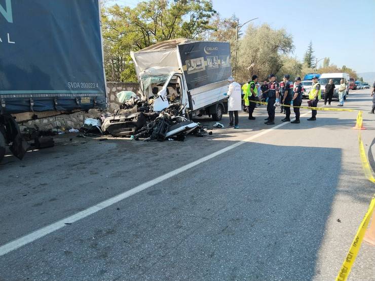 Çorum'da park halindeki tıra çarpan kamyonetteki 3 kişi öldü 6