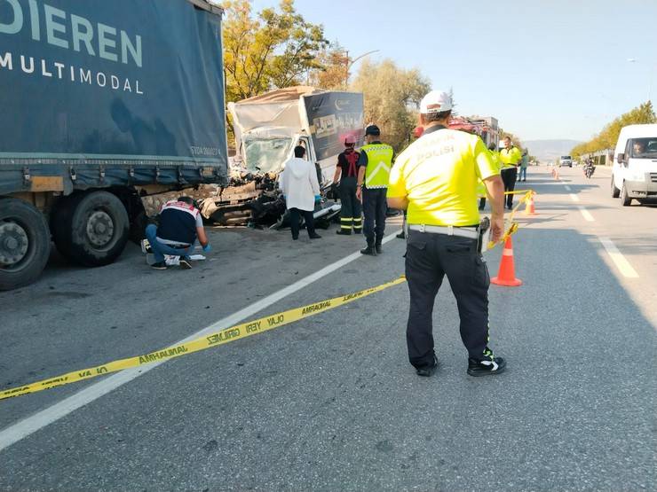 Çorum'da park halindeki tıra çarpan kamyonetteki 3 kişi öldü 8