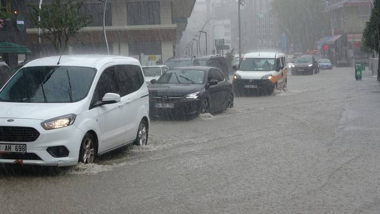 Rize'de sağanak yolları göle çevirdi 1