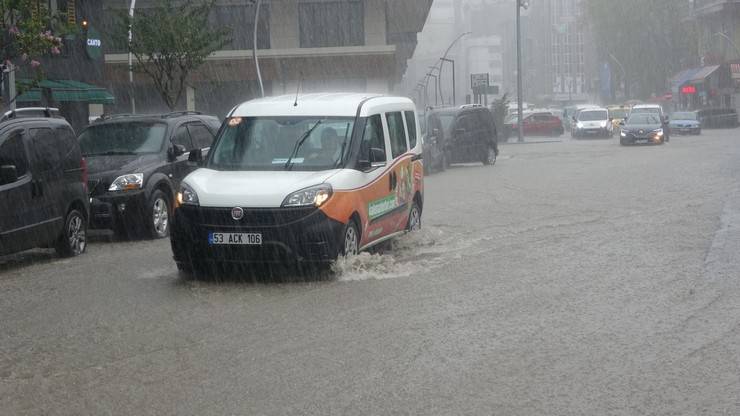 Rize'de sağanak yolları göle çevirdi 2