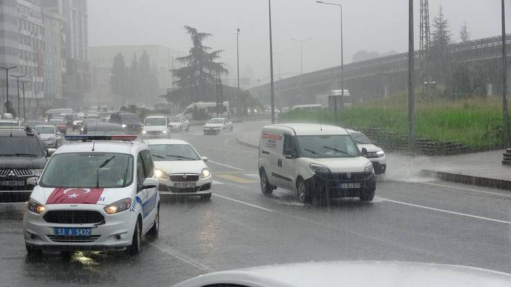 Rize'de sağanak yolları göle çevirdi 5