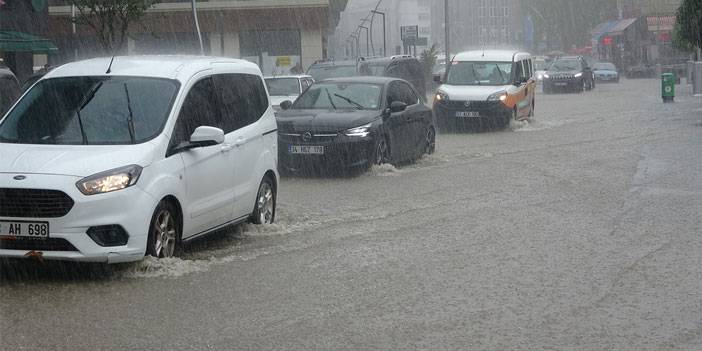 Rize'de sağanak yolları göle çevirdi