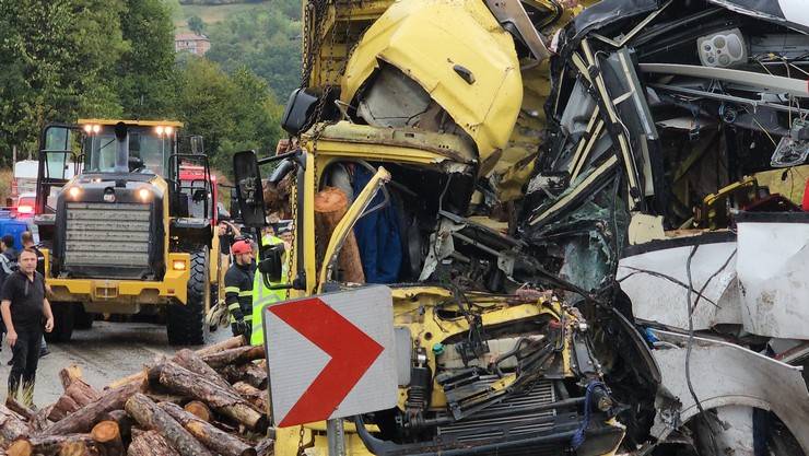 Zonguldak'ta otobüsle kamyonun çarpıştığı kazada 2 kişi öldü, 23 kişi yaralandı 1