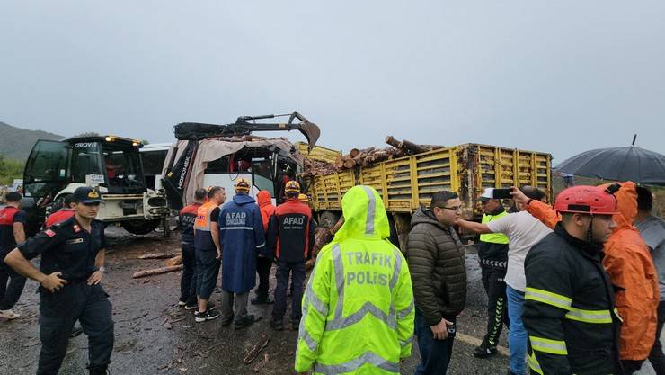 Zonguldak'ta otobüsle kamyonun çarpıştığı kazada 2 kişi öldü, 23 kişi yaralandı 10