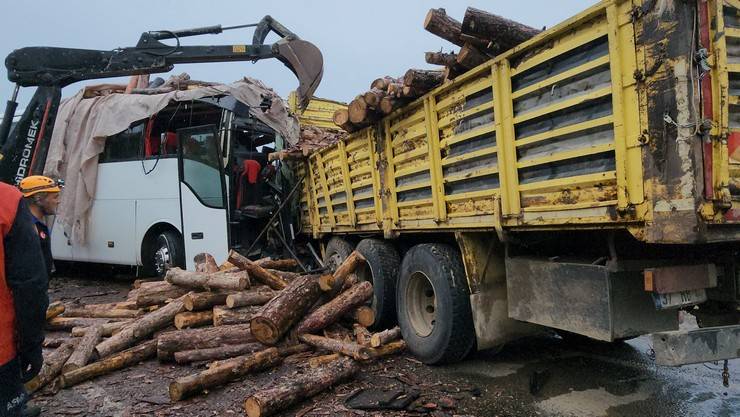 Zonguldak'ta otobüsle kamyonun çarpıştığı kazada 2 kişi öldü, 23 kişi yaralandı 12