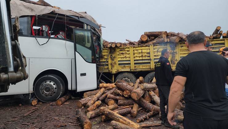 Zonguldak'ta otobüsle kamyonun çarpıştığı kazada 2 kişi öldü, 23 kişi yaralandı 14