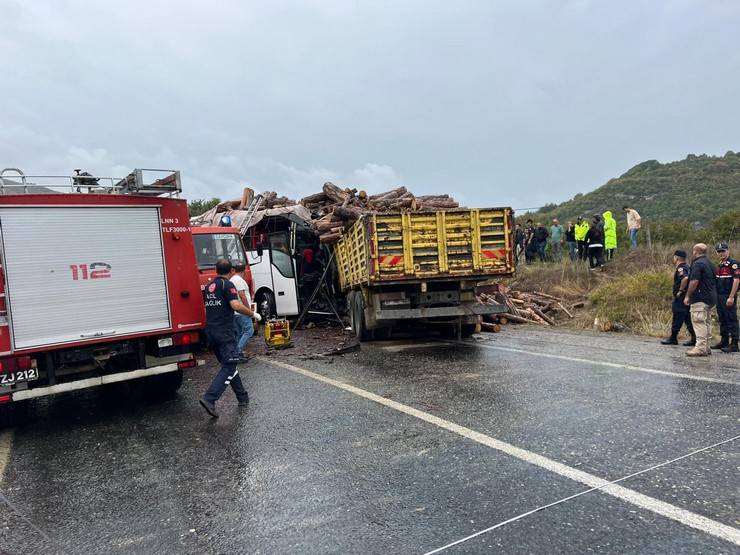 Zonguldak'ta otobüsle kamyonun çarpıştığı kazada 2 kişi öldü, 23 kişi yaralandı 15