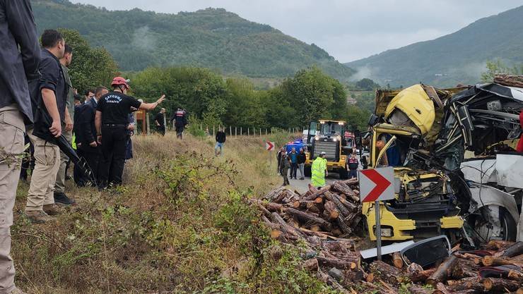 Zonguldak'ta otobüsle kamyonun çarpıştığı kazada 2 kişi öldü, 23 kişi yaralandı 16