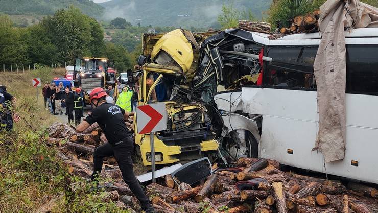 Zonguldak'ta otobüsle kamyonun çarpıştığı kazada 2 kişi öldü, 23 kişi yaralandı 17