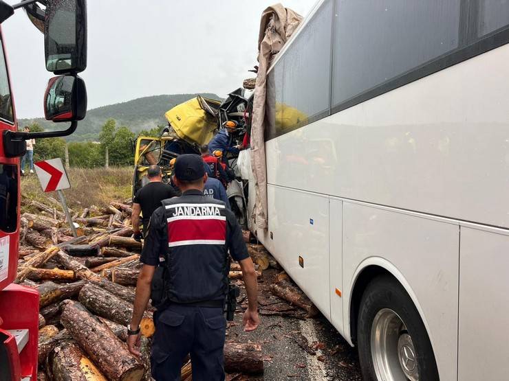 Zonguldak'ta otobüsle kamyonun çarpıştığı kazada 2 kişi öldü, 23 kişi yaralandı 4