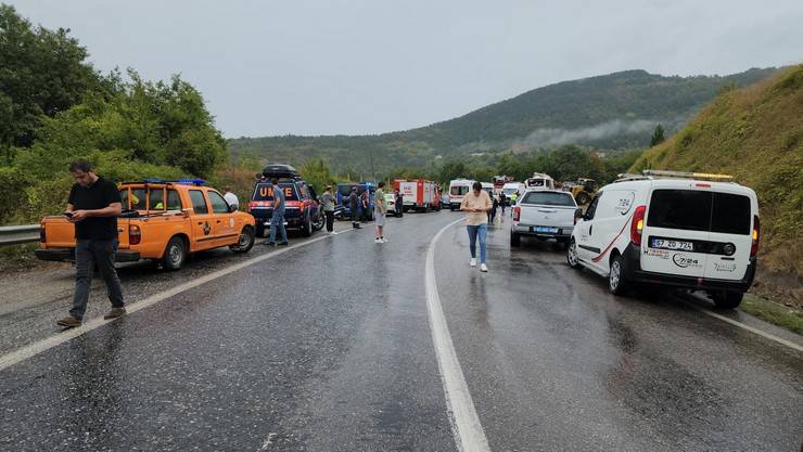 Zonguldak'ta otobüsle kamyonun çarpıştığı kazada 2 kişi öldü, 23 kişi yaralandı 5