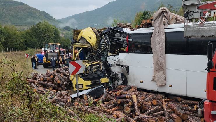 Zonguldak'ta otobüsle kamyonun çarpıştığı kazada 2 kişi öldü, 23 kişi yaralandı 6