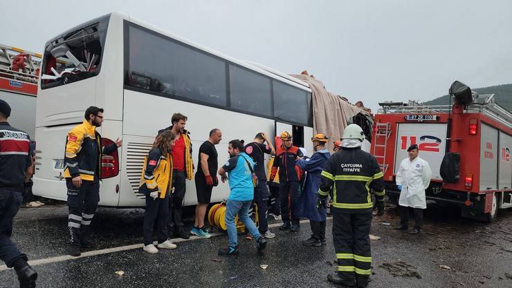 Zonguldak'ta otobüsle kamyonun çarpıştığı kazada 2 kişi öldü, 23 kişi yaralandı 8