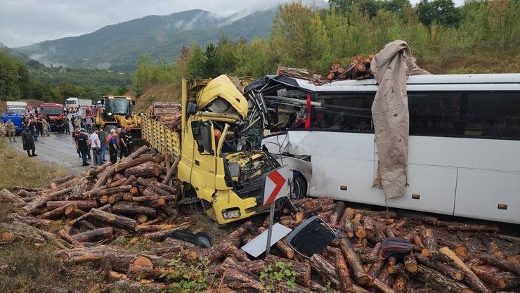 Zonguldak'ta otobüsle kamyonun çarpıştığı kazada 2 kişi öldü, 23 kişi yaralandı 9