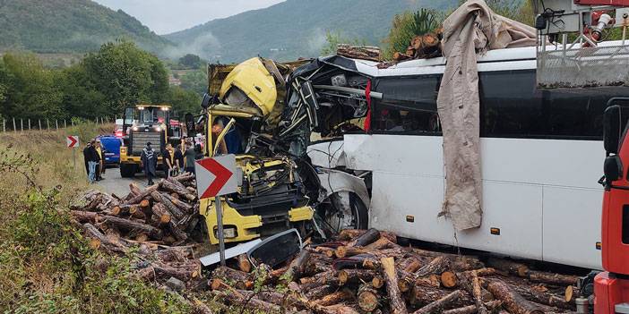 Zonguldak'ta otobüsle kamyonun çarpıştığı kazada 2 kişi öldü, 23 kişi yaralandı