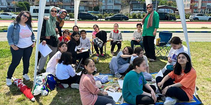 Rize’de öğrenciler Çöp Plaza kitabı üzerine düzenlenen açık hava etkinliğinde bir araya geldi