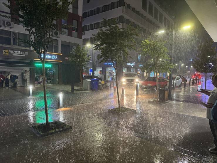 Sürmene'de sağanak; cadde ve sokaklar suyla doldu 1