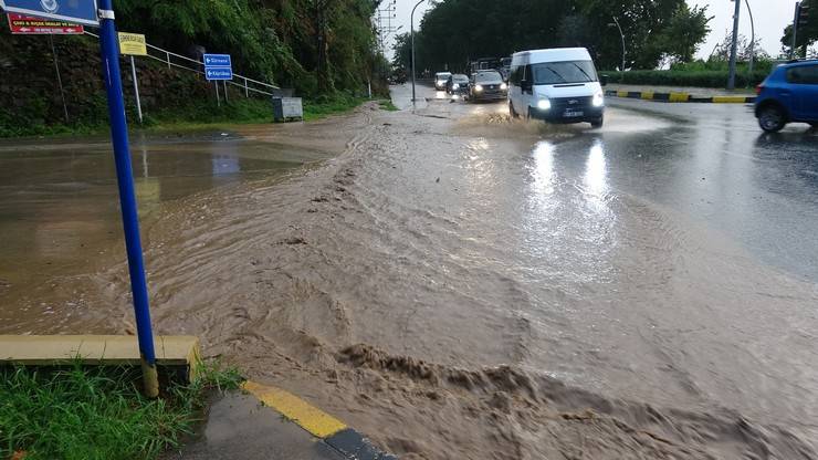 Sürmene'de sağanak; cadde ve sokaklar suyla doldu 4