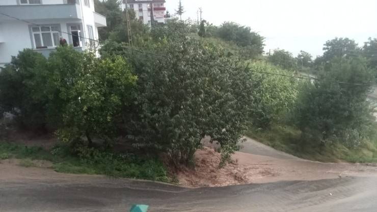 Sürmene'de sağanak; cadde ve sokaklar suyla doldu 5