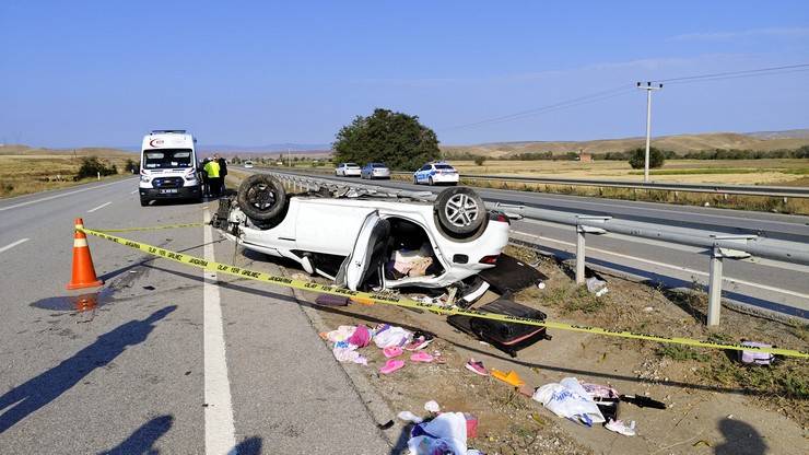 Takla atan otomobildeki polis memuru çift yaşamını yitirdi 1