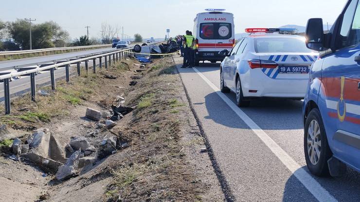 Takla atan otomobildeki polis memuru çift yaşamını yitirdi 2