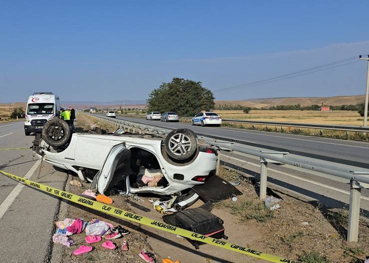 Takla atan otomobildeki polis memuru çift yaşamını yitirdi 3